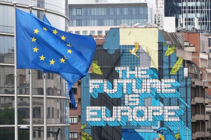 Las banderas de la UE ondean sobre la sede de la Comisión Europea donde tuvo lugar la cumbre de líderes.  Se aprobó un paquete de ayuda no reembolsable de $ 390 mil millones.  REUTERS / Yves Herman: