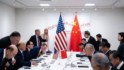 El presidente de Estados Unidos, Donald Trump, tercero desde la izquierda և su homólogo chino Xi Jinping, tercero desde la derecha durante una reunión el 29 de junio en Osaka, Japón (Erin Schaff / The New York Times)
