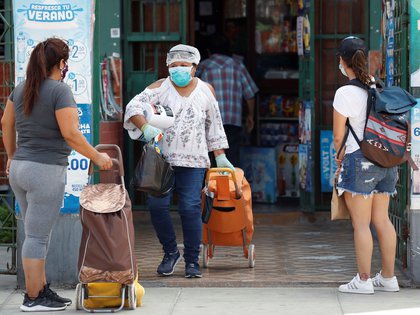 Grupos de personas van de compras en Lima, Perú a causa de la epidemia (EFE / Paolo Aguilar / Archivo)