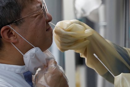 Hombre se somete a prueba de coronavirus en Seúl, Corea del Sur (REUTERS / Kim Hong-Ji)
