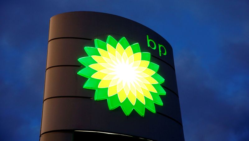 © Reuters FOTO DE ARCHIVO.  Logotipo de BP en una gasolinera en Kloten, Suiza.  3 de octubre de 2017.