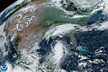 El huracán Laura viaja frente a la costa de Texas և Louisiana el 26 de agosto de 2020 desde el satélite de la Administración Nacional Oceánica y Atmosférica (GAES) (NOAA) (a través de CIRA / NOAA / Handlet REUTERS).